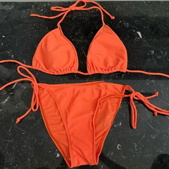 Bikini Set - Picture 1 of 4